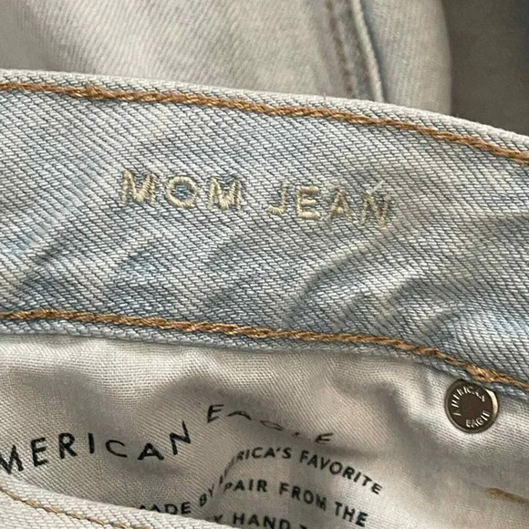 American Eagle Outfitters Distressed Mom Jeans Size 4 Raw Hem Light Wash - Picture 10 of 11